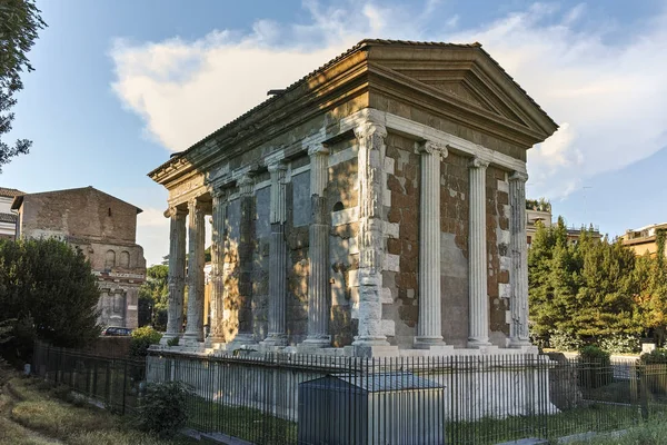 Rome, Italië - 22 juni 2017: Amazing uitzicht op de tempel van Portunus in de stad Rome — Stockfoto