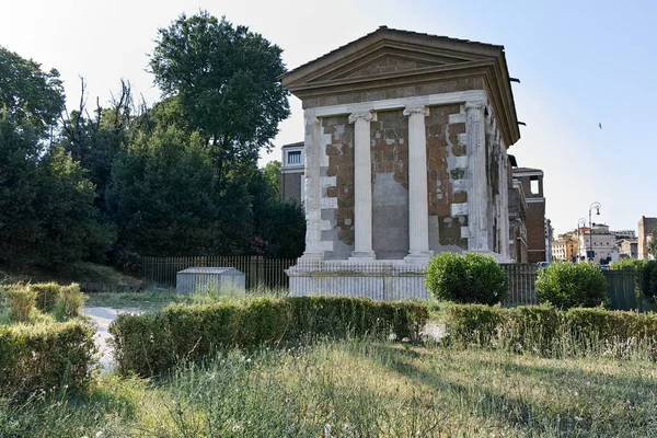 로마, 이탈리아-6 월 22 일, 2017: 놀라운 로마 시에서에서 Portunus의 사원의 보기 — 스톡 사진