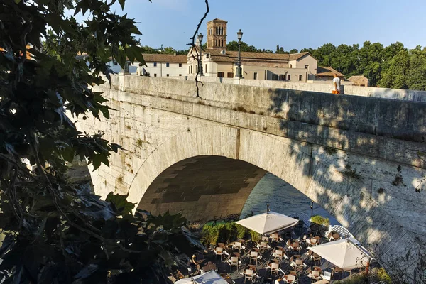Řím, Itálie - 22. června 2017: Úžasný výhled na řeku Tiberu a Pons Cestiova v Římě — Stock fotografie