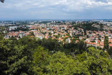 Plovdiv, Bulgaristan 11 Haziran 2017: Muhteşem panoramik şehir Plovdiv Bunardzhik tepe Hill (libertadors tepesi)