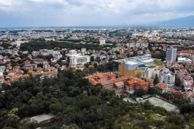 Plovdiv, Bulgaristan 11 Haziran 2017: Muhteşem panoramik şehir Plovdiv Bunardzhik tepe Hill (libertadors tepesi)
