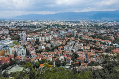 Plovdiv, Bulgaristan 11 Haziran 2017: Muhteşem panoramik şehir Plovdiv Bunardzhik tepe Hill (libertadors tepesi)