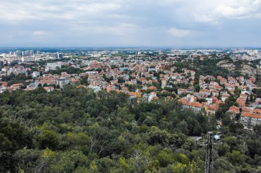 Plovdiv, Bulgaristan 11 Haziran 2017: Muhteşem panoramik şehir Plovdiv Bunardzhik tepe Hill (libertadors tepesi)