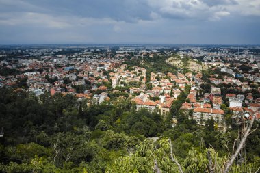 Plovdiv, Bulgaristan 11 Haziran 2017: Muhteşem panoramik şehir Plovdiv Bunardzhik tepe Hill (libertadors tepesi)