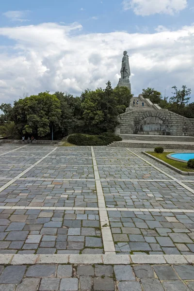 PLOVDIV, BULGÁRIA JUNHO 11, 2017: Monumento do Exército Soviético conhecido como Alyosha na cidade de Plovdiv — Fotografia de Stock