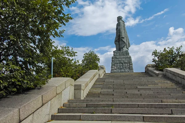 PLOVDIV, BULGARIA 11 DE JUNIO DE 2017: Monumento al Ejército Soviético conocido como Aliosha en la ciudad de Plovdiv — Foto de Stock