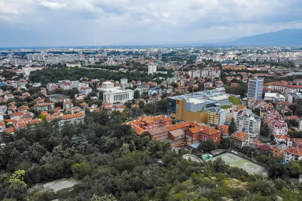 Plovdiv, Bulgaristan 11 Haziran 2017: Muhteşem panoramik şehir Plovdiv Bunardzhik tepe Hill (libertadors tepesi)