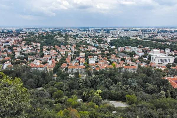 Plovdiv, Bulgaristan 11 Haziran 2017: Muhteşem panoramik şehir Plovdiv Bunardzhik tepe Hill (libertadors tepesi)