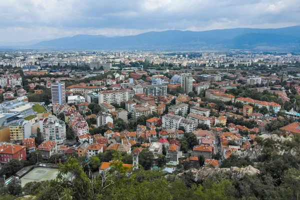 Plovdiv, Bulgaristan 11 Haziran 2017: Muhteşem panoramik şehir Plovdiv Bunardzhik tepe Hill (libertadors tepesi)