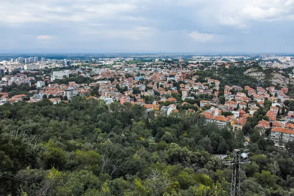 Plovdiv, Bulgarien 11. Juni 2017: atemberaubender Blick auf die Stadt Plovdiv vom Bunardzhik Tephügel (Hügel der Libertadors)) — Stockfoto