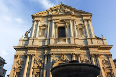 Rome, İtalya - 22 Haziran 2017: Gün batımı görünümü Chiesa Sant Andrea della Valle, Roma