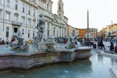 Rome, İtalya - 22 Haziran 2017: Muhteşem panoramik Piazza Navona ve Fontana del Moro Roma şehir