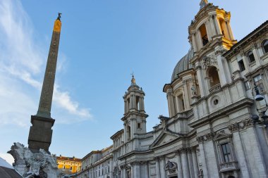 Rome, İtalya - 22 Haziran 2017: Muhteşem panoramik Piazza Navona ve Roma Fiumi çeşme