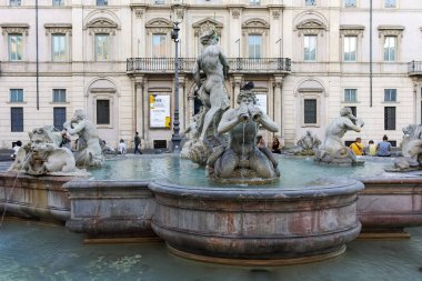 Rome, İtalya - 22 Haziran 2017: Piazza Navona ve Fontana del Moro Roma şehir görünümünü şaşırtıcı