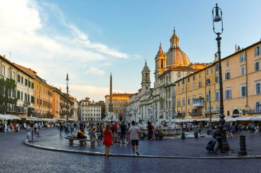 Rome, İtalya - 22 Haziran 2017: Şaşırtıcı günbatımı panoramik Roma Piazza Navona