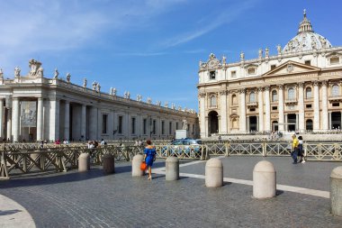 Rome, İtalya - 23 Haziran 2017: Saint Peter's Meydanı ve St. Peter's Basilica Roma'da görünümünü şaşırtıcı