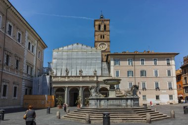 Rome, İtalya - 23 Haziran 2017: Gün batımı görünümü Basilica of Our Lady, Trastevere, Roma,