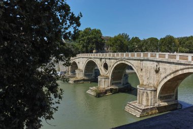 Rome, İtalya - 23 Haziran 2017: Tiber Nehri ve Ponte Sisto, Roma şehir görünümünü şaşırtıcı