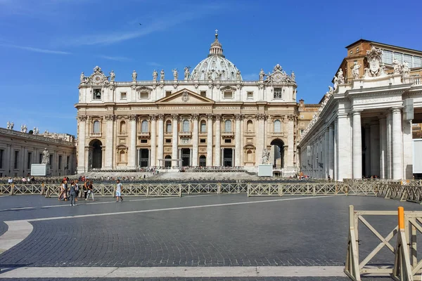 Ρώμη, Ιταλία - 23 Ιουνίου 2017: Καταπληκτική θέα της πλατείας του Αγίου Πέτρου και την Βασιλική του Αγίου Πέτρου στη Ρώμη — Φωτογραφία Αρχείου