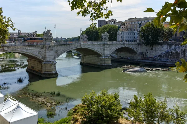 Rome, Olaszország - 2017. június 23.: Csodálatos kilátás nyílik a Tiberis-folyóra és a Ponte Principe Amadeo Savoia Aosta város Róma — Stock Fotó