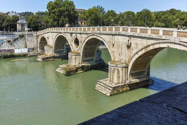 Rome, Olaszország - 2017. június 23.: Csodálatos kilátás nyílik a Tiberis-folyóra és a Ponte Sisto, Róma városának, — Stock Fotó