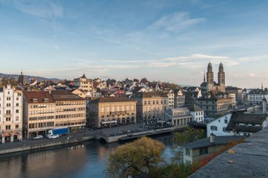 Zürih, İsviçre - 28 Ekim 2015: muhteşem şehir Zürih'Limmat Nehri Panoraması