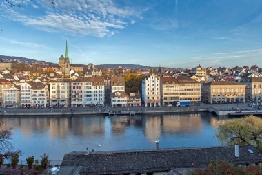 Zürih, İsviçre - 28 Ekim 2015: muhteşem şehir Zürih'Limmat Nehri Panoraması