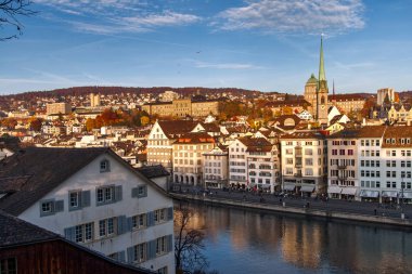 Zürih, İsviçre - 28 Ekim 2015: muhteşem şehir Zürih'Limmat Nehri Panoraması,