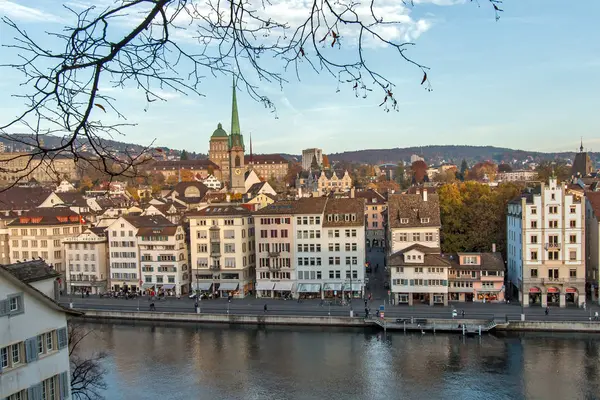 Zürich, Schweiz - 28 oktober 2015: fantastisk panorama över staden i Limmat River, — Stockfoto