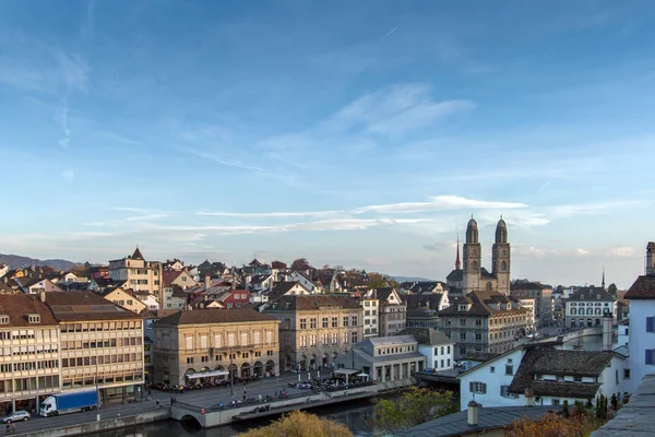 ZURICH, SVIZZERA - 28 OTTOBRE 2015: Incredibile panorama della città di Zurigo nel fiume Limmat — Foto Stock