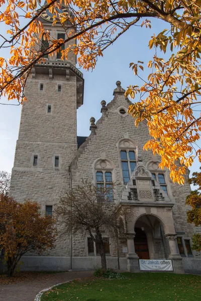 Zürih, İsviçre - 28 Ekim 2015: sonbahar manzara St. Jacob Kilisesi, Zürih,