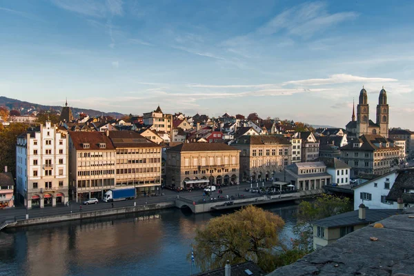Zürih, İsviçre - 28 Ekim 2015: muhteşem şehir Zürih'Limmat Nehri Panoraması,