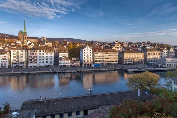 ZURICH, SUIZA - 28 DE OCTUBRE DE 2015: Increíble panorama de la ciudad de Zurich en el río Limmat — Foto de Stock