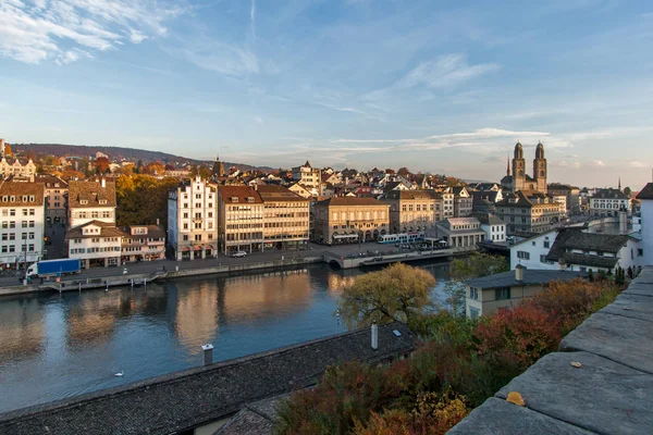 ZURICH, SUIZA - 28 DE OCTUBRE DE 2015: Increíble panorama de la ciudad de Zurich en el río Limmat , — Foto de Stock