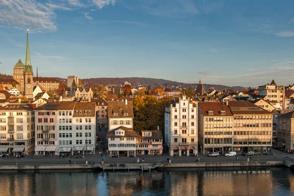 ZURICH, SUIZA - 28 DE OCTUBRE DE 2015: Increíble panorama de la ciudad de Zurich en el río Limmat , — Foto de Stock