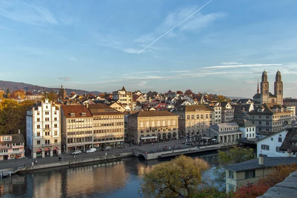 Zürih, İsviçre - 28 Ekim 2015: muhteşem şehir Zürih'Limmat Nehri Panoraması,