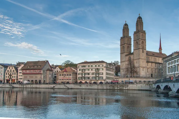 Zürih, İsviçre - 28 Ekim 2015: gün batımı görünümü Limmat Nehri, Zürih şehir Grossmunster kilisede