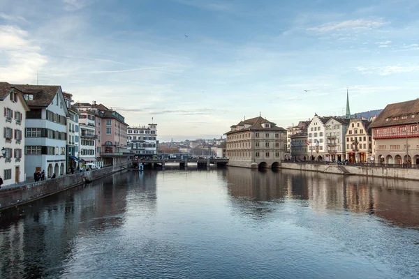 ZURICH, SUIZA - 28 DE OCTUBRE DE 2015: Puesta de sol Vista panorámica del río Limmar y la ciudad de Zurich — Foto de Stock