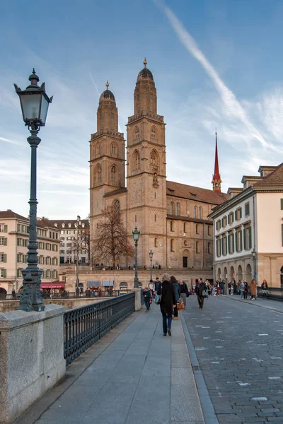 Zürih, İsviçre - 28 Ekim 2015: gün batımı görünümü Limmat Nehri, Zürih şehir Grossmunster kilisede