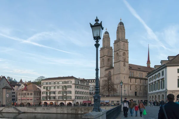 ZURICH, SVIZZERA - 28 OTTOBRE 2015: Vista sul tramonto Chiesa di Grossmunster nel fiume Limmat, città di Zurigo — Foto Stock