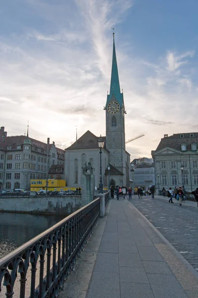 Zürih, İsviçre - 28 Ekim 2015: Fraumunster kilise, Zürih şehir görünümünü şaşırtıcı