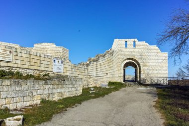 İnanılmaz arkeolojik Shumen kale Shoumen Town yakınındaki görünümünü