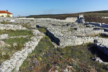İnanılmaz arkeolojik Shumen kale Shoumen Town yakınındaki görünümünü