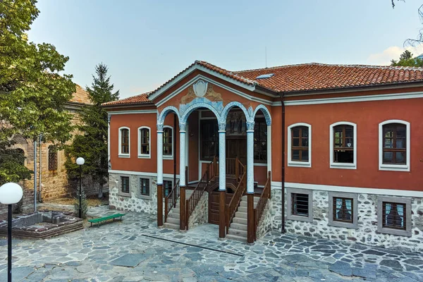 PERUSHTITSA, BULGARIA - 4 DE SEPTIEMBRE DE 2016: El edificio de la Escuela Danov del siglo XIX, Perushtitsa, Región de Plovdiv —  Fotos de Stock