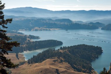 Şaşırtıcı sonbahar görünümünü Dospat depo, Bulgaristan