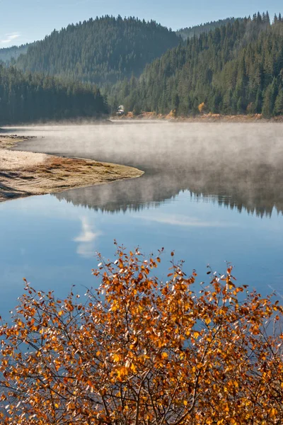 Şaşırtıcı sonbahar Golyam Beglik rezervuar, Bulgaristan