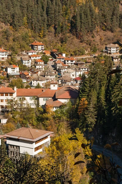 Increíble Panorama de la ciudad de Shiroka Laka y las montañas Rhodope, Bulgaria — Foto de Stock