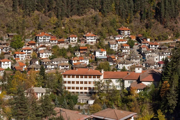 Increíble Panorama de la ciudad de Shiroka Laka y las montañas Rhodope, Bulgaria —  Fotos de Stock