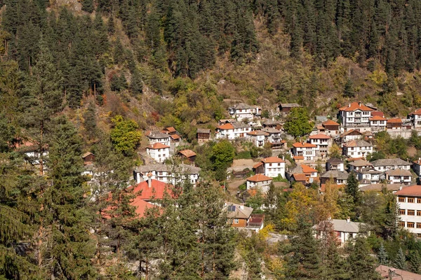 Increíble Panorama de la ciudad de Shiroka Laka y las montañas Rhodope, Bulgaria — Foto de Stock