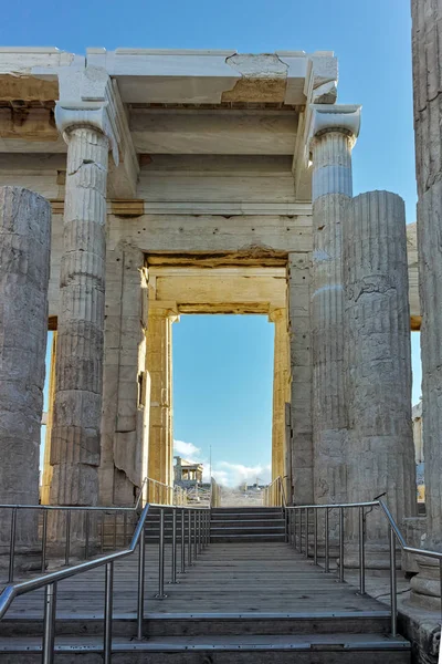 Increíble vista de Propylaea - puerta monumental en la Acrópolis de Atenas — Foto de Stock